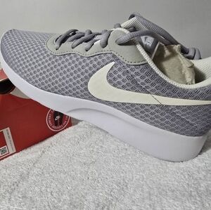 W Nike Tanjun wolf gray 9
